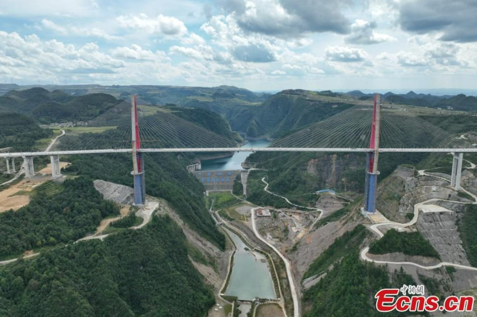 세계 최초 중국 알파인 협곡 경관 사장교(건설 중) VIDEO: World&#39;s first alpine canyon landscape cable-stayed bridge under construction in Guizhou