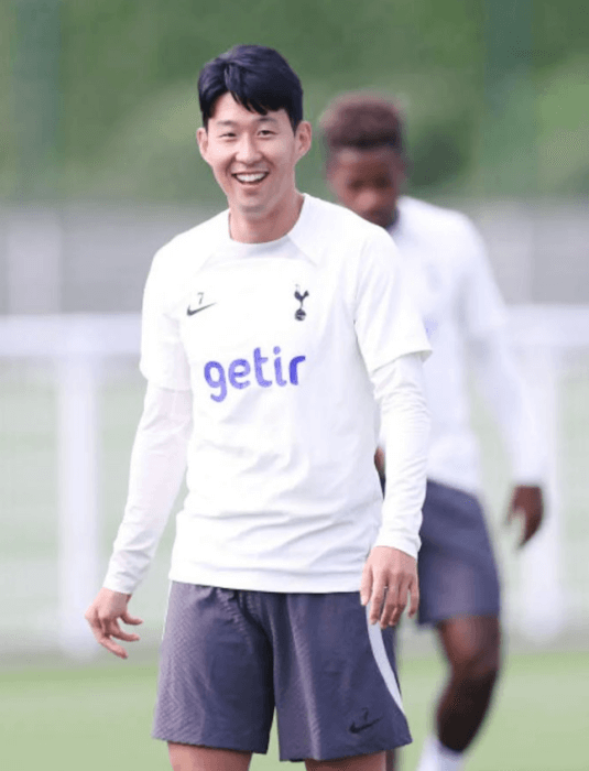 환하게-웃는-손흥민