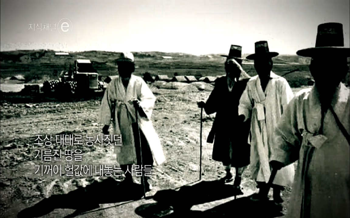 지식채널-e모두의 도로길 위, 누군가의 삶은 멈추었고 세상은 빨라졌다.mp4_20220506_205943.404.jpg