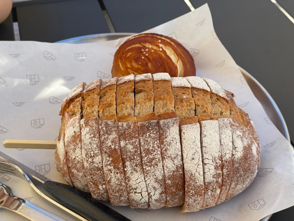 카페 어 로프 슬라이스 피스 - 호밀빵과 라우겐 소금빵