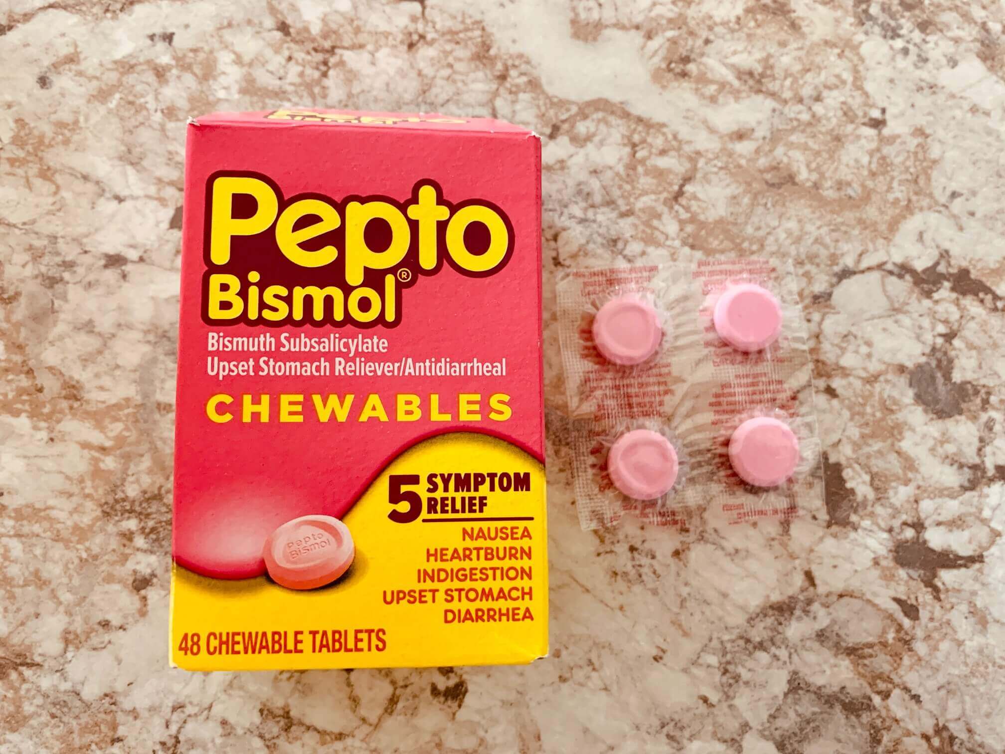 Pepto Bismol-분홍색-약박스와-분홍색-알약이-보이는-모습