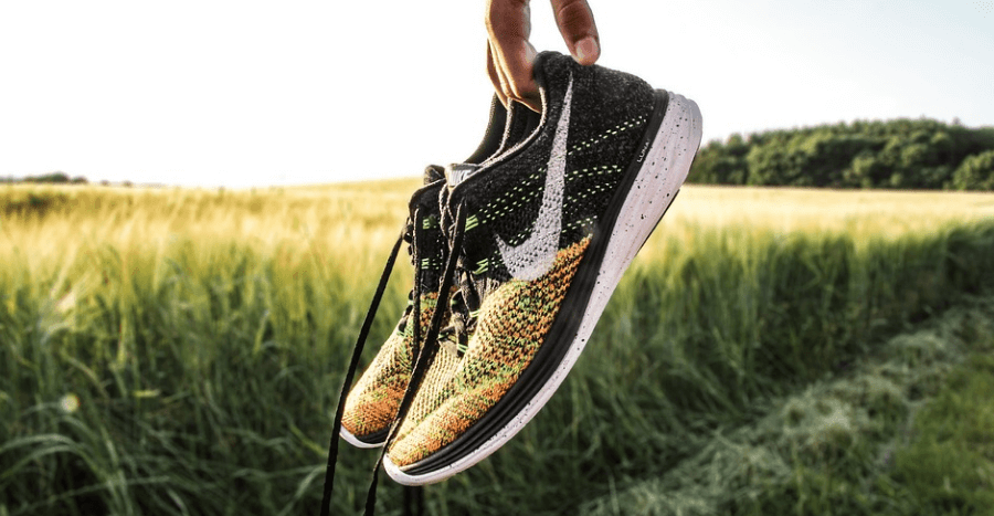 운동화를 손에 들고