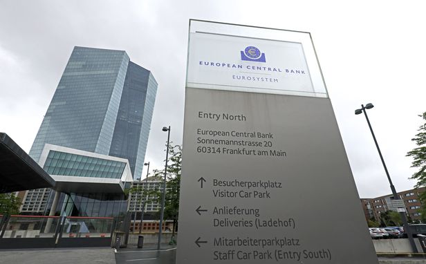 유럽중앙은행(ECB)&#44; 금리 인상의 갈림길