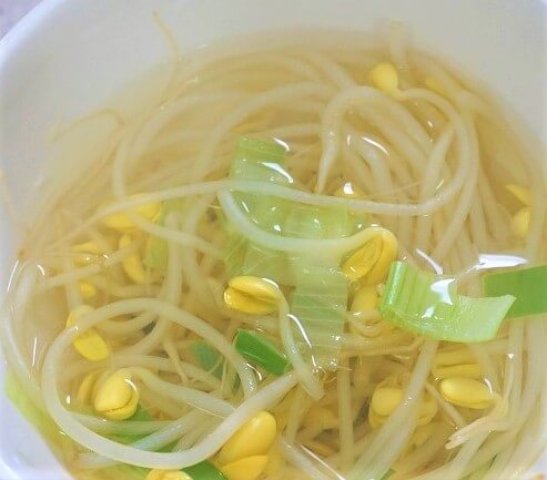 그릇에담긴콩나물국