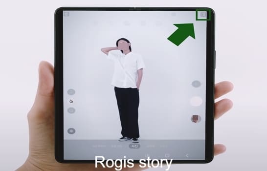 갤럭시-Z-폴드-3의-카메라-앱-우측-상단에-위치한-커버-화면-미리-보기-아이콘을-가리키고-있는-모습