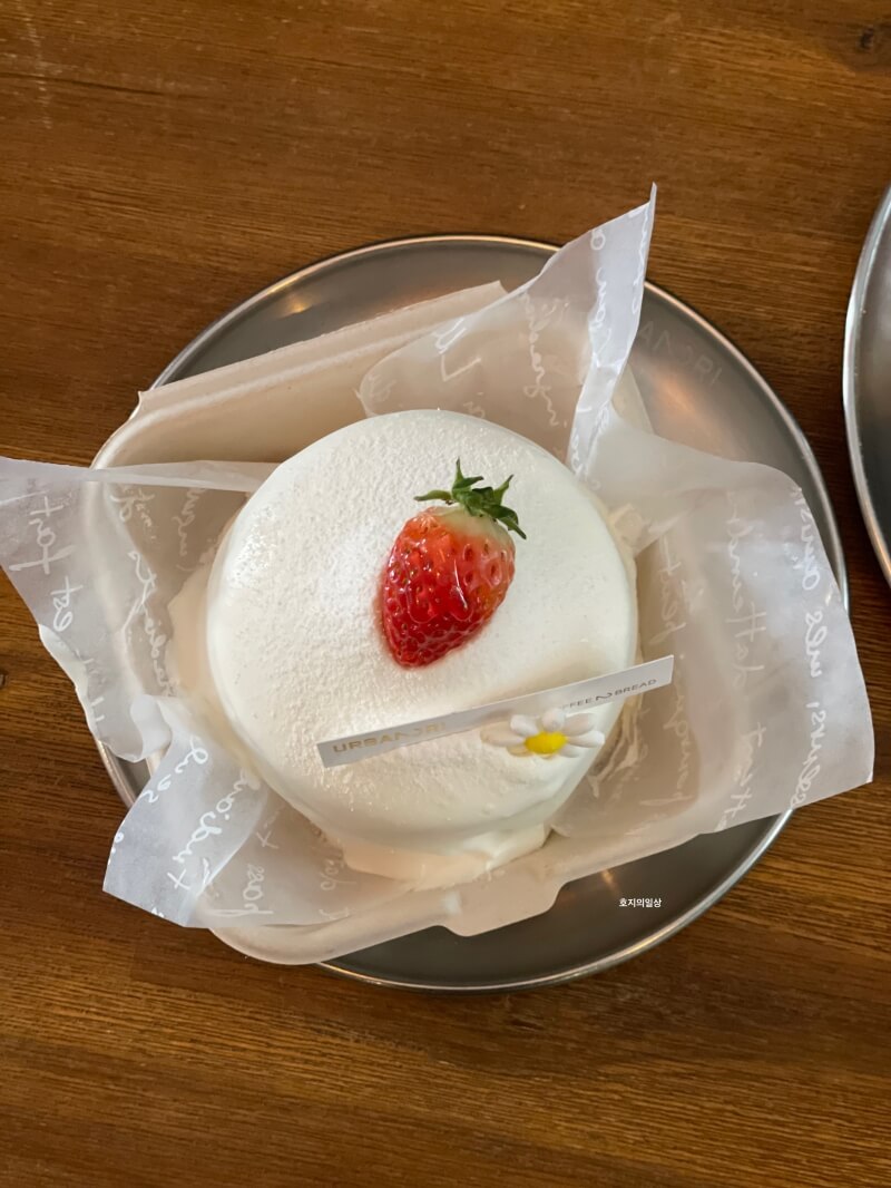 동탄 대형 베이커리 카페 어반리st - 생크림 쌀 케이크