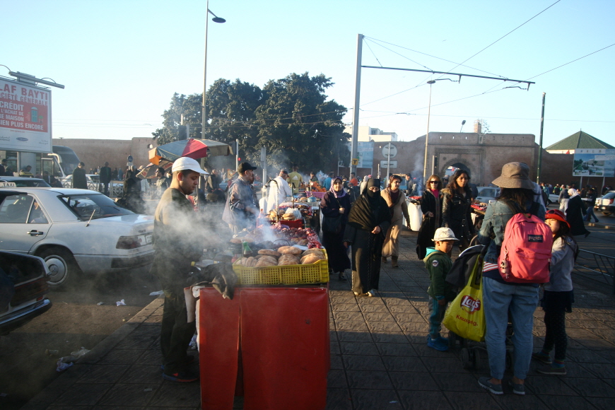 모로코-라바트-메디나 앞에서 코 끝을 자극하는 구이집
