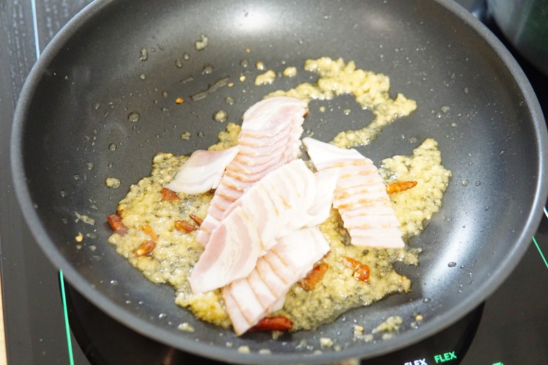 만들기 올리브오일 파스타 종류, 면에 삶은 베이컨을 넣은 알리오올리오 파스타 7