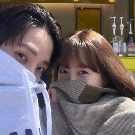  이수혁, 박보영과 밀착 셀카...연인이래도 믿겠네 "내일 삭제 예정"