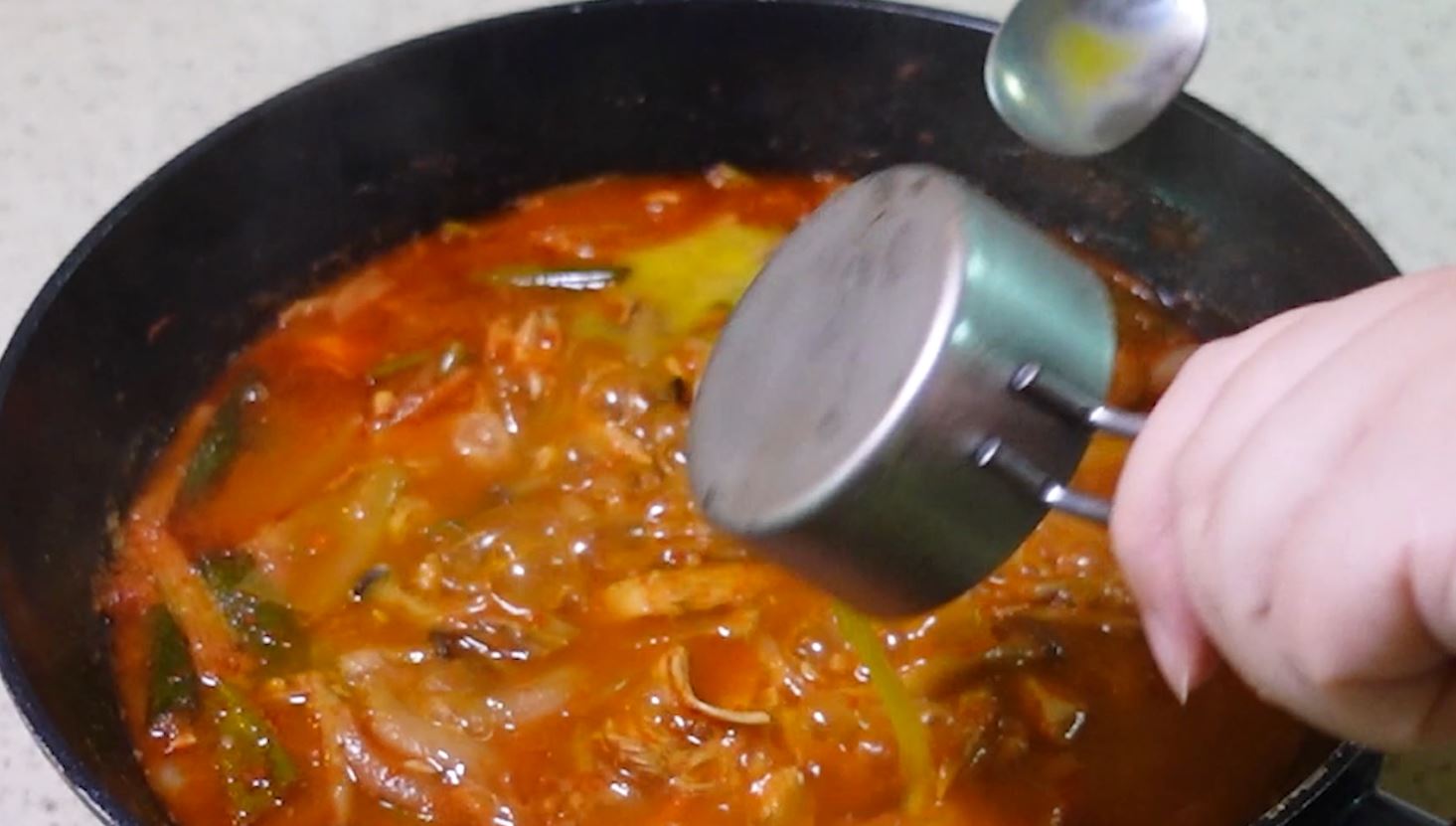 계란 1개를 풀어주고 부추나 숙주를 준비하신 분은 지금 같이 넣고 1분정도 더 끓여주세요.