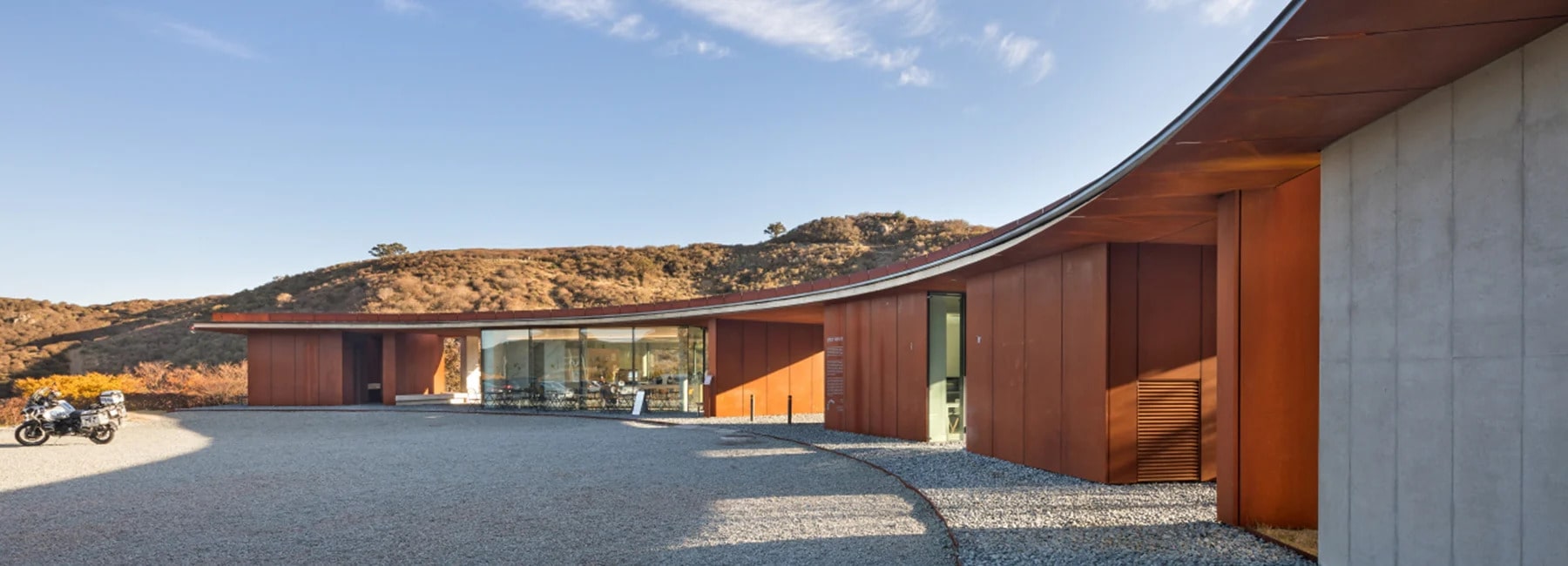  황매산군립공원 초승달 모양의 관광객 휴식공간 D.LIM architects blends crescent moon-shaped rest area into korean mountains