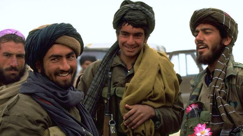 웃고 있는 탈레반 군인들