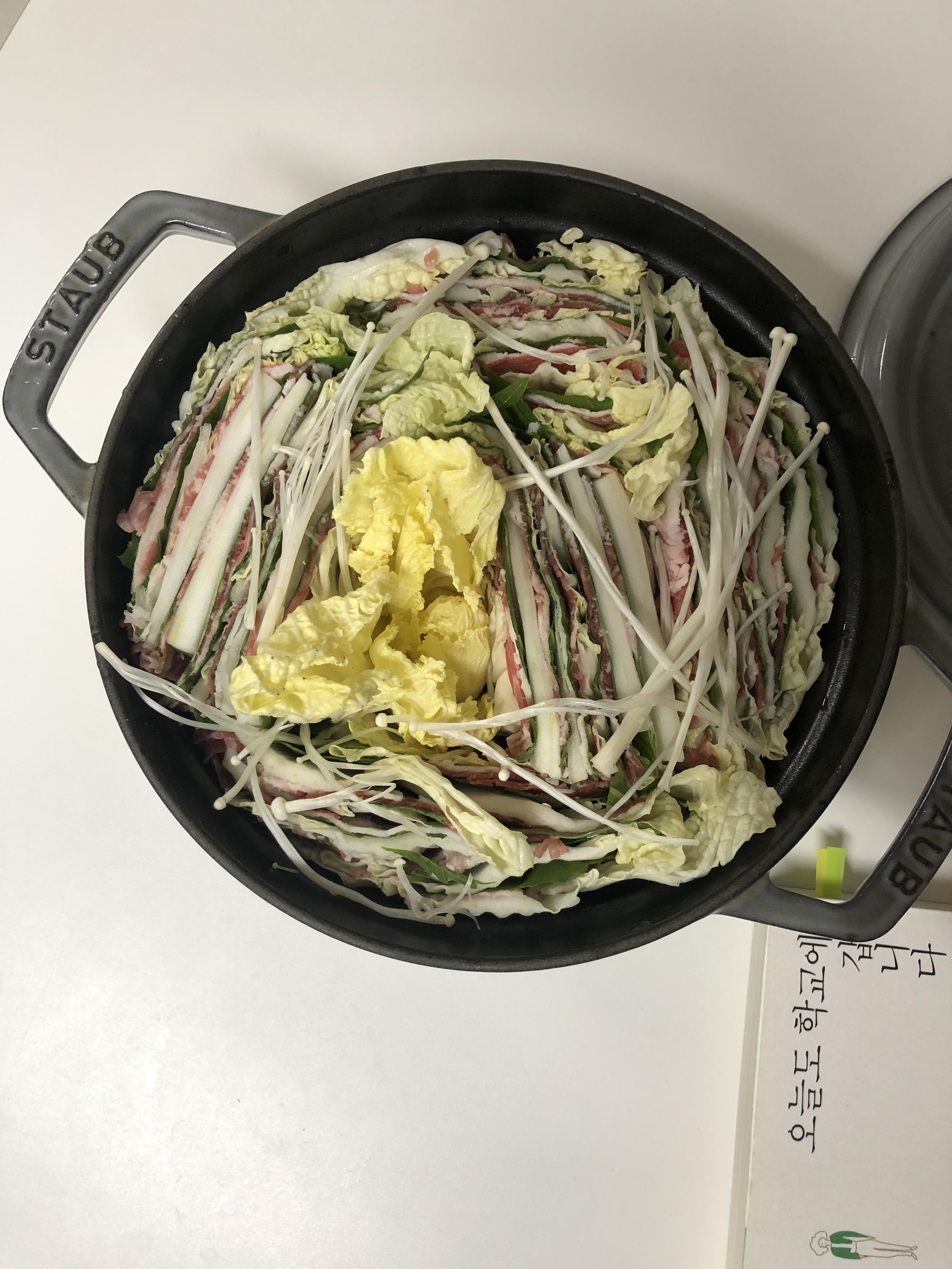  밀푀유나베. 겹겹 쌓고 끓이면 끝나잖아요. 그쵸?