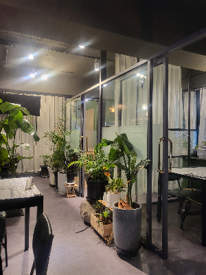 사당 중식당 팬사이 내부&#44; 대부분 룸 형식으로 각 룸 앞에 식물 화분이 늘어져있다