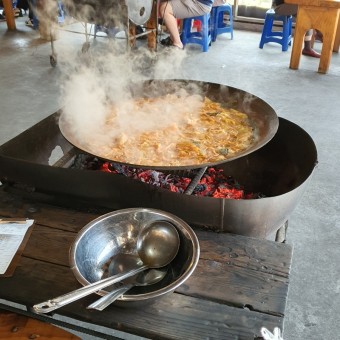 솥뚜껑 닭볶음탕