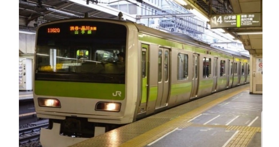 일본 JR 전철이 플랫폼에 서 있다.