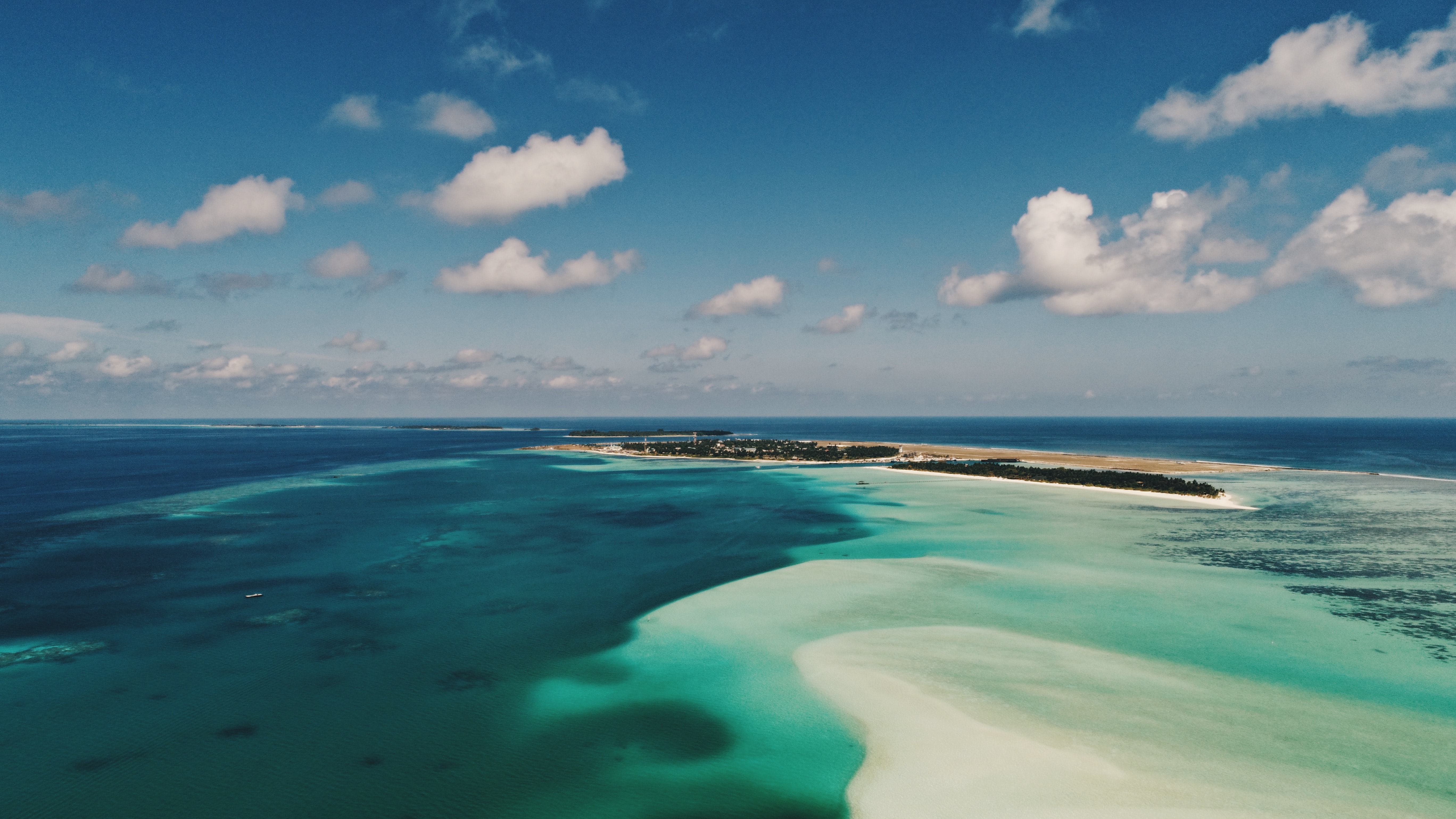 몰디브 바다와 섬이 멀리서 보이는 모습