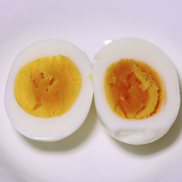 달걀 반숙과 완숙 반반 흰색 접시에 담긴 사진