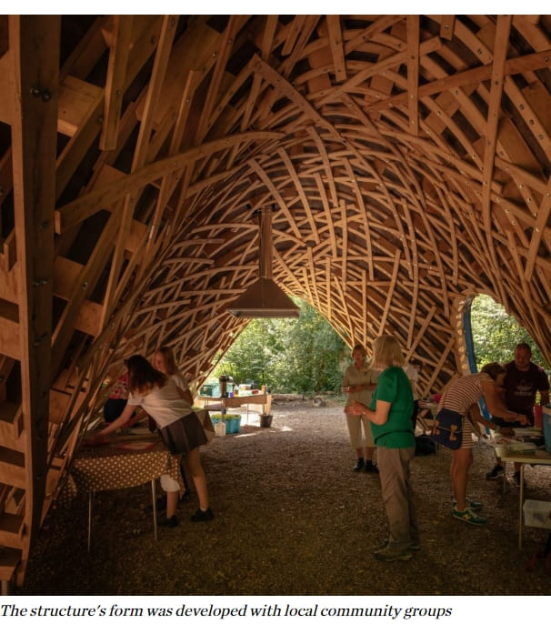 인비저블 스튜디오의 &#39;손으로 만든&#39; 목재 쉼터&#39; VIDEO: Invisible Studio unveils timber shelter &quot;made with many hands&quot; at Westonbirt arboretum