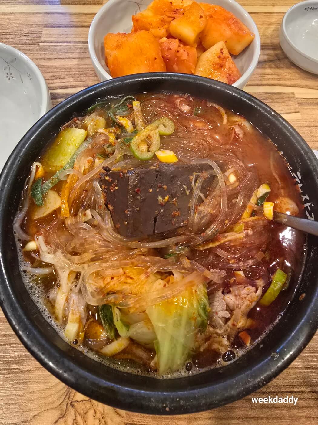 다대기를 풀어서 빨갛게 변한 해장국