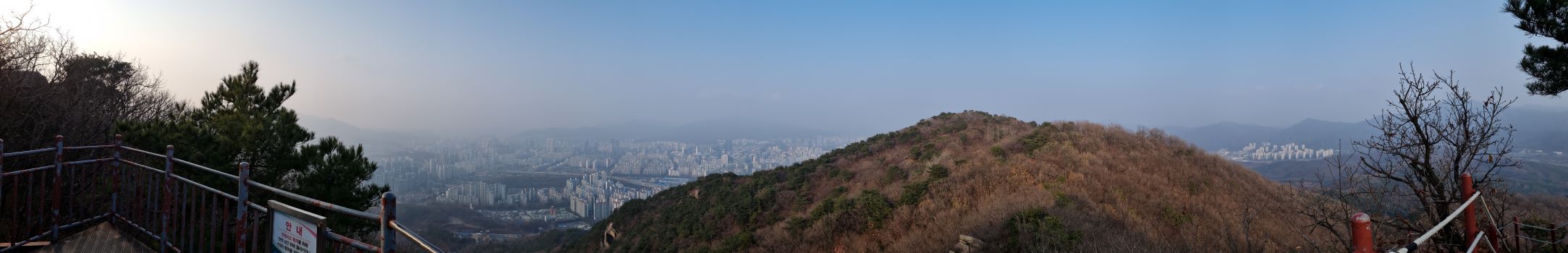 희뿌연 미세먼지에 혼탁한 의왕시가지. 파노라마뷰&#44;