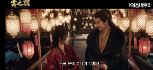 등불아래-우서흔과-장릉혁이-서로를-마주-보고-있다