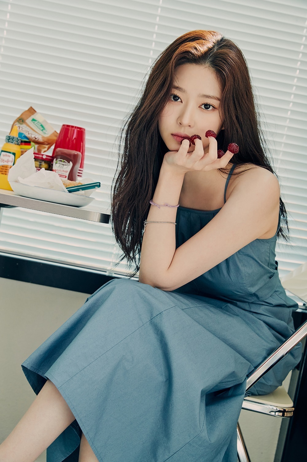  김민주 시원한 여름 스타일링 시티브리즈 화보 - 1