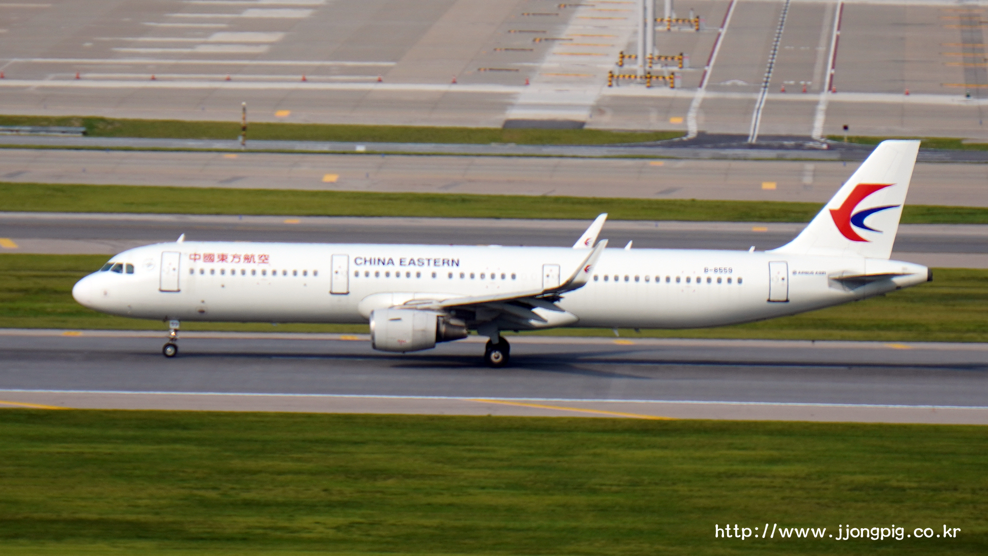 China Eastern Airlines B-8559 Airbus A321-200
