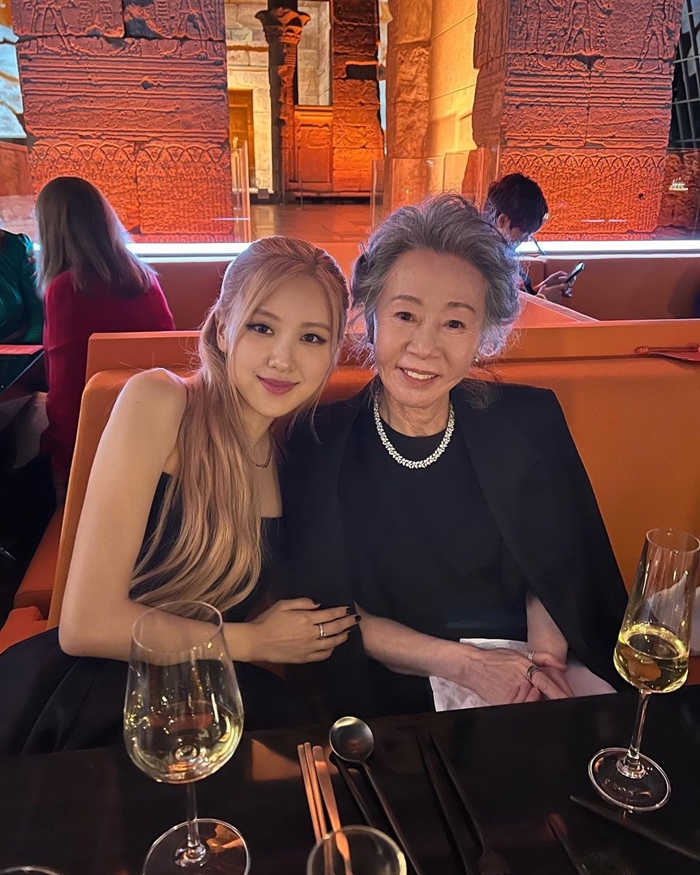  미국에서 윤여정 선생님과 블랙핑크 로제 투샷