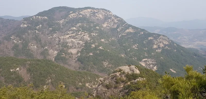 경남 합천 감암산에서 본 황매산 모산재