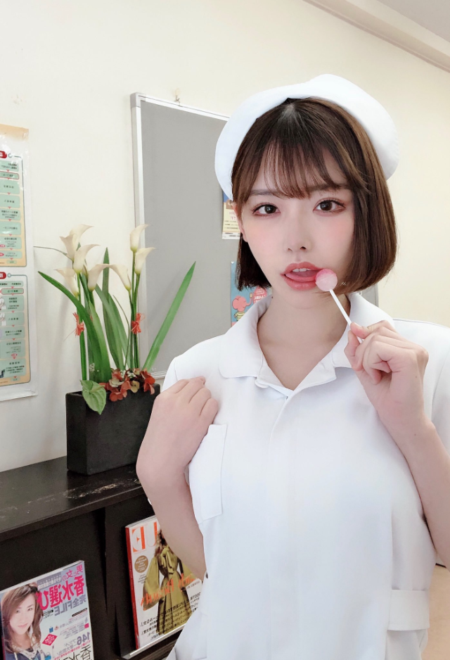 사탕을 먹고 있는 간호사 후카다 에이미(Eimi Fukada&#44; 深田えいみ) 사진