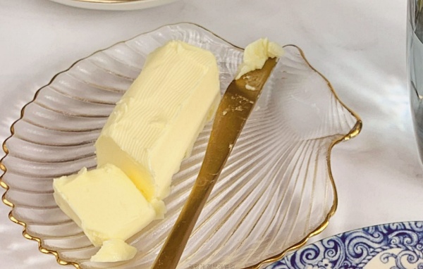 조개접시 위에 버터 한 덩이 그리고 버터나이프