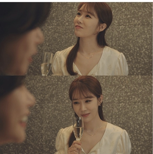  보라데보라, 유인나 패션 (아이보리 실크 크롭 블라우스)