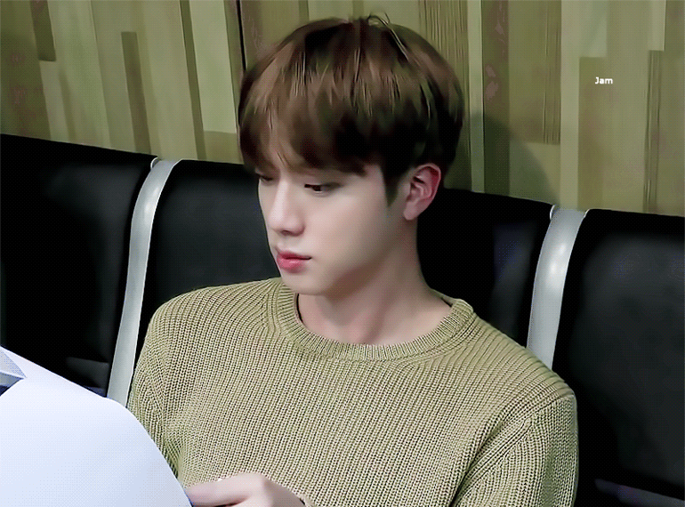  방금 뜬 영상에서 니트 핏 개쩌는 방탄소년단 진.gif