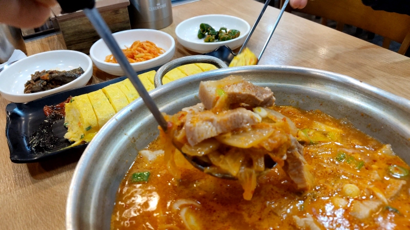  돌솥밥이 나오는 김치찌개집 '김치도가 서초점'