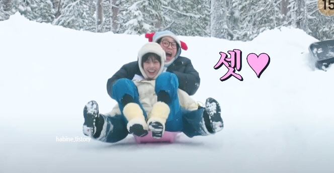 눈썰매 타는 안유진 이영지