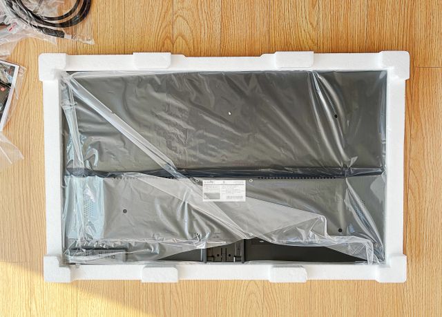 크로스오버 2750IPS 모니터 본품 포장(스티로폼 완충제에 안전하게 포장된 모습)