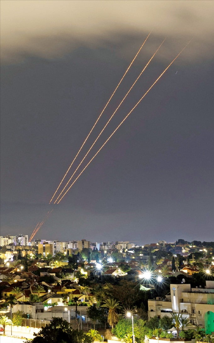 4월 13일 이스라엘의 미사일방어체계 ‘아이언돔’이 이스라엘 상공에서 이란 드론과 미사일을 격추하고 있다. 이날 이스라엘방위군(IDF)은 전날 밤 이란이 발사한 미사일과 드론 200여 대 중 99%를 요격하는 데 성공했다고 밝혔다.