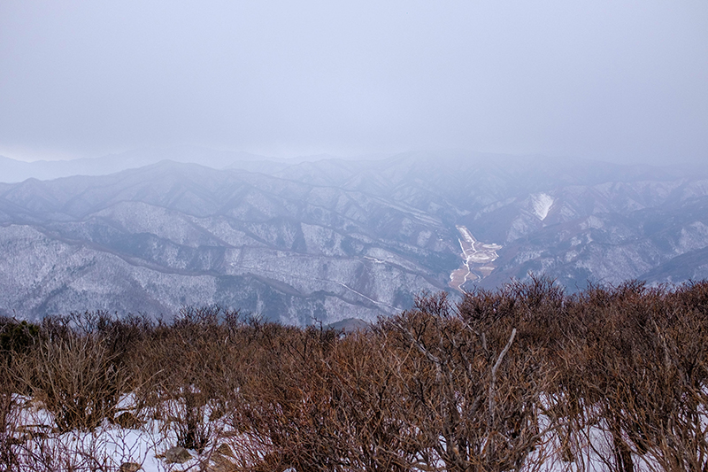 태백산 장군봉에서 내려다 본 주변 산의 눈 덮인 풍경.