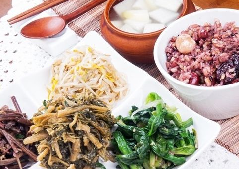 다양한 영양소가 함유된 오곡밥과 나물의 건강 효과 알아보기