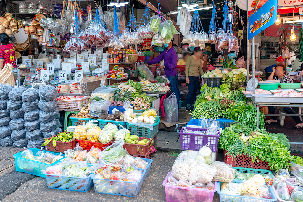 태국 방콕 후웨이쾅 시장(ตลาดห้วยขวาง Huai Khwang Market) 내 채소 파는 곳