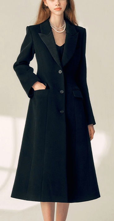 넷플릭스-드라마-퀸메이커에서-김희애님이-착용하신-브라이드앤유-브랜드의-블랙색상-코트를-모델이-착용한-모습입니다