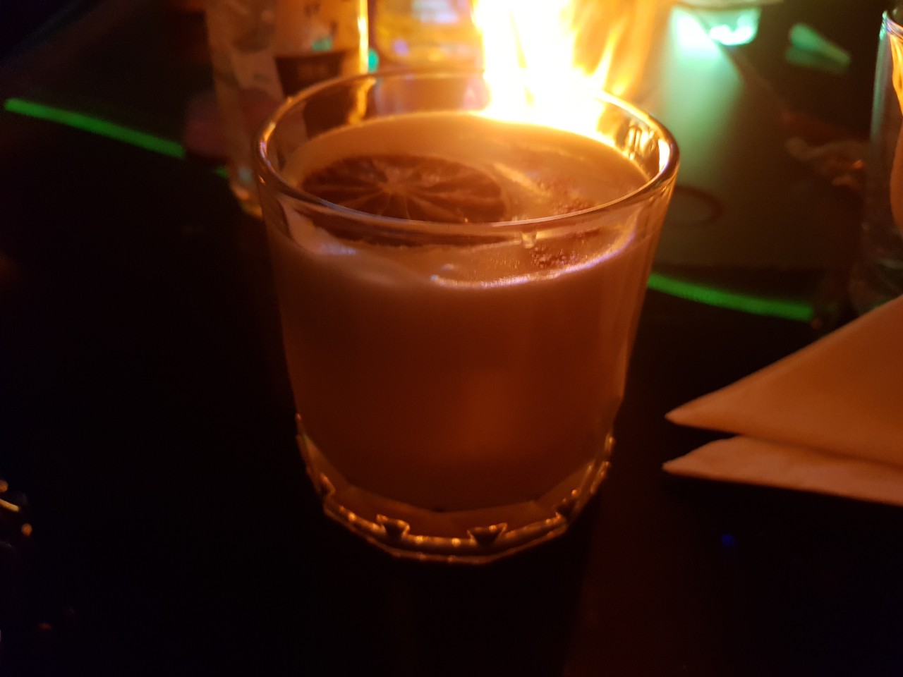 호치민 빈탄군 분위기 좋은 바 Lockdown Lounge Saigon - Whisky Sour