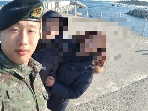 "군인 신분이라 저항 한 번 못하고 폭행당하다"뇌사에 빠진 21살 박용관 씨는 5명에게 소중한 새 생명을 선물하고 하늘나라로 떠났습니다.