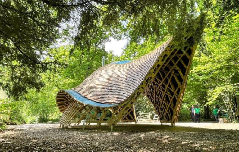 인비저블 스튜디오의 &#39;손으로 만든&#39; 목재 쉼터&#39; VIDEO: Invisible Studio unveils timber shelter &quot;made with many hands&quot; at Westonbirt arboretum