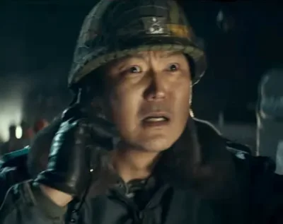 군인 철모에 무전을 받고 있는 영화 서울의 봄에서 박기홍을 연기하는 정형석