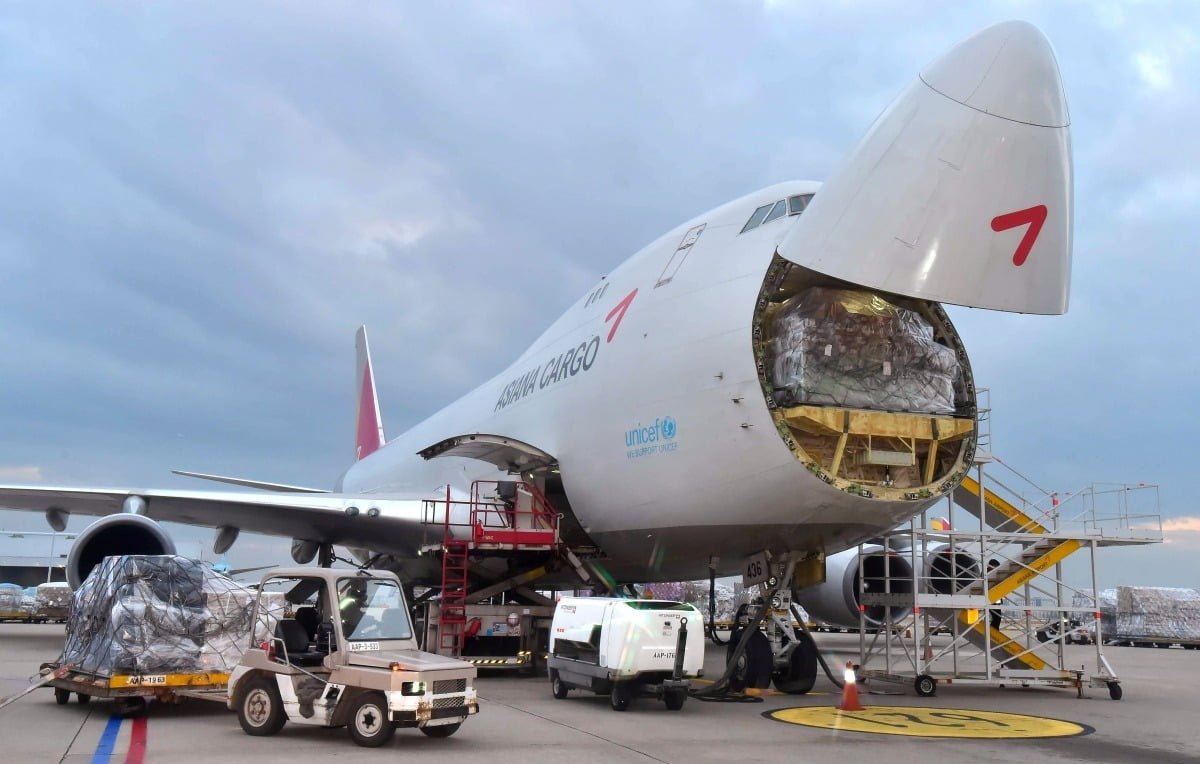 아시아나항공 화물터미널에서 수출화물을 비행기에 선적하고 있다.
