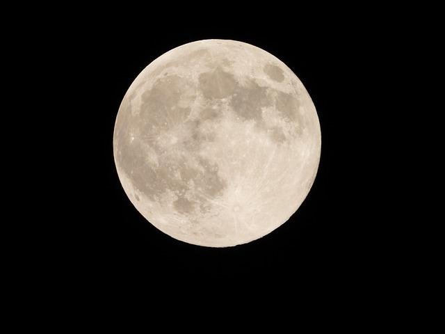 밤에-보름달-사진을-찍은-사진
