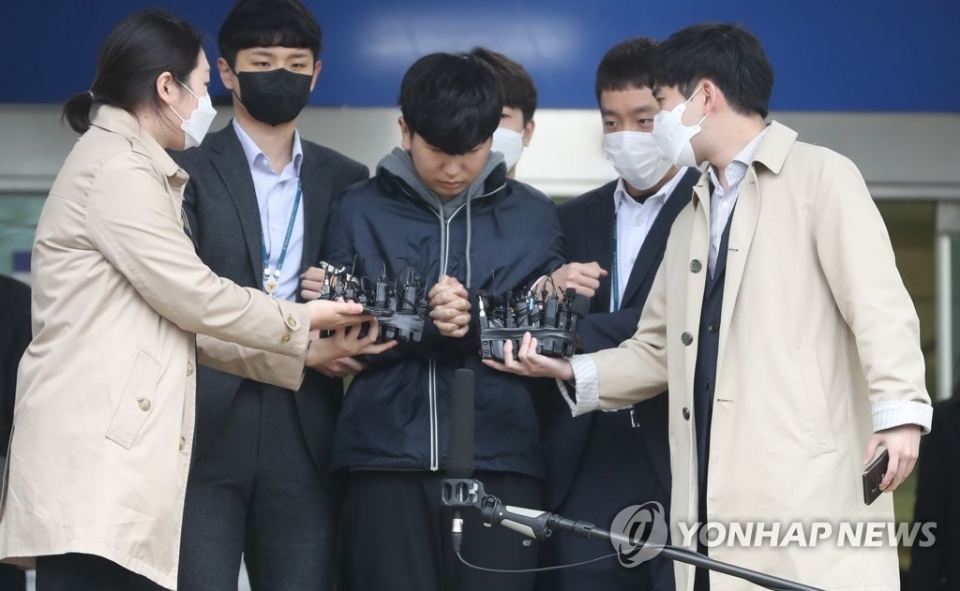  조주빈 공범 '부따' 강훈, 검찰 송치...미성년자 첫 얼굴 공개
