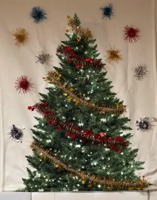 패브리 포스터에 구멍을 뚫고 LED 전구를 부착한 후의 크리스마스트리 모습